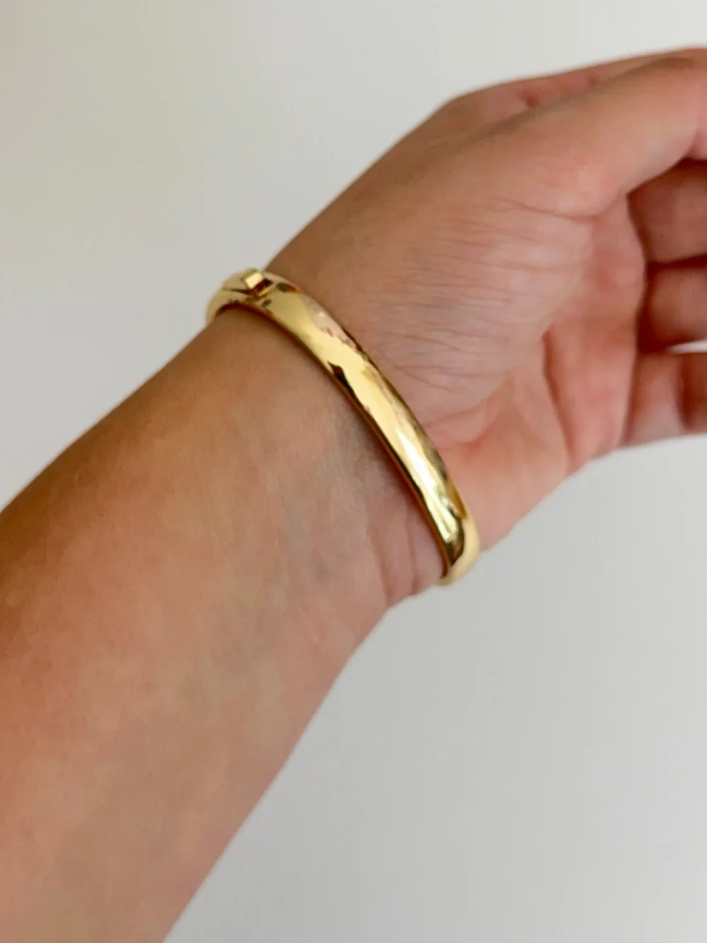 Baignoire Style Gold-Tone Oval Bangle Watch – Elegant Quartz Watch.